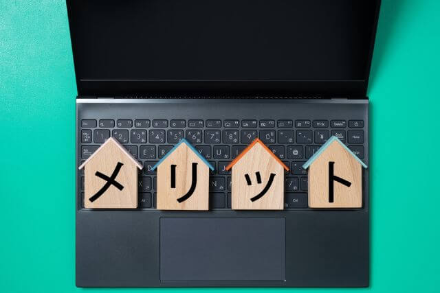 Hölzerne Pfeile und Buchstaben auf einer Tastatur