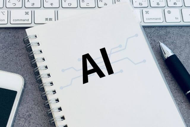 AI技術を示すノートとペン