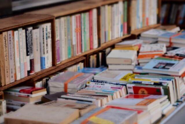 多くの本が並ぶ静かな書店の棚